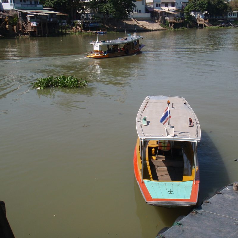 เรือข้ามฟากลำเล็กจอดเทียบท่าบนแม่น้ำป่าสัก