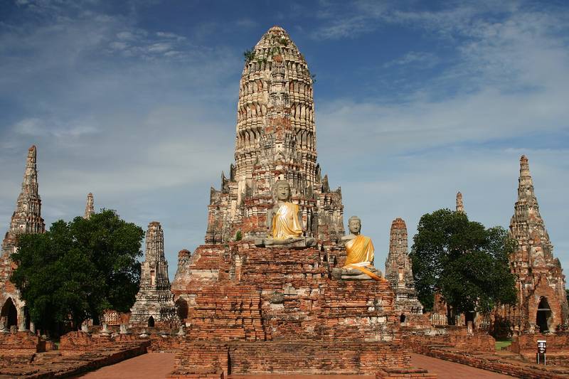 ปรางค์ประธานและปรางค์บริวารอิฐแดงของวัดไชยวัฒนาราม ใต้ฟ้าสีคราม